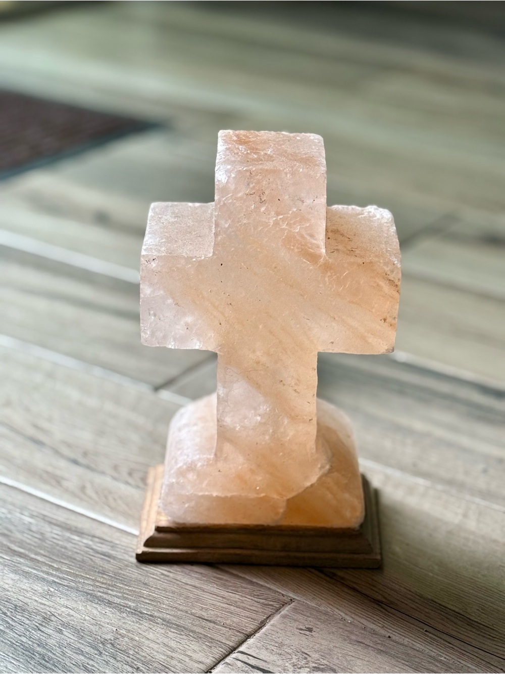 Beautiful Himalayan salt stone cross lamp - Picture 12 of 13